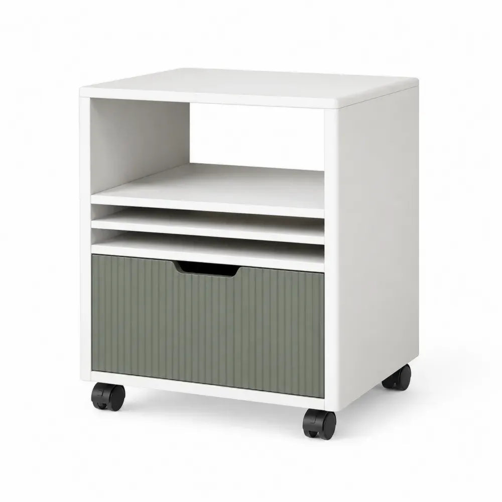 Mesita de noche con ruedas cajón y estantes abiertos estructura MDF blanco con frontal verde oliva diseño móvil sin dimensiones especificadas