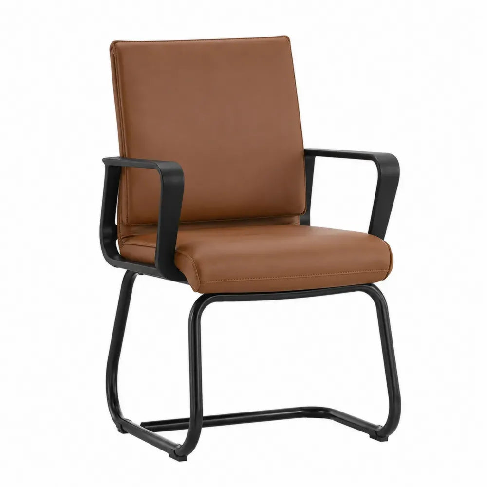 Silla de oficina fija de cuero sintético PU marrón con reposabrazos y estructura cantilever de acero negro 58 x 60 x 88 cm